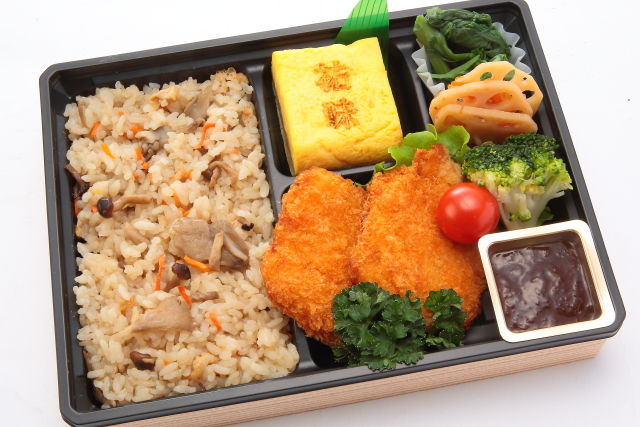 【こだわり炊き込みご飯】大きな特製だし巻き玉子とおろしチキンカツ弁当