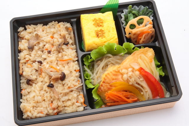 【こだわり炊き込みご飯】大きな特製だし巻き玉子と白身魚の野菜あんかけ弁当