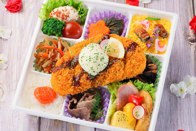 【熨斗対応可】蒲公英（たんぽぽ）～特製ソース＆タルタルソースのチキンカツと和牛すき焼きの九升弁当～