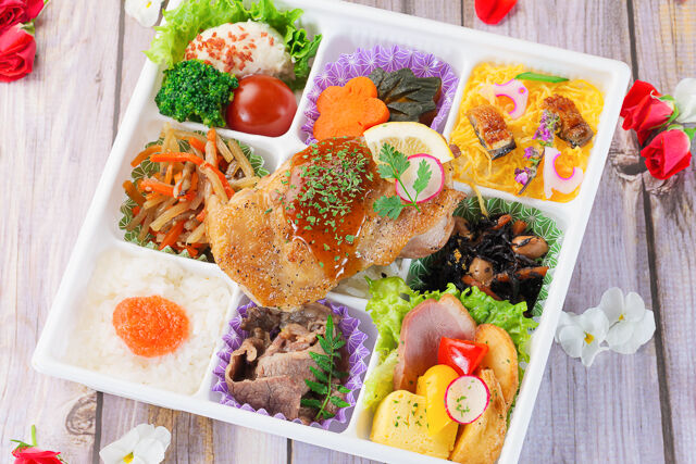 【熨斗対応可】萌黄（モエギ）～トリュフ香るローストチキンと和牛すき焼きの九升弁当～