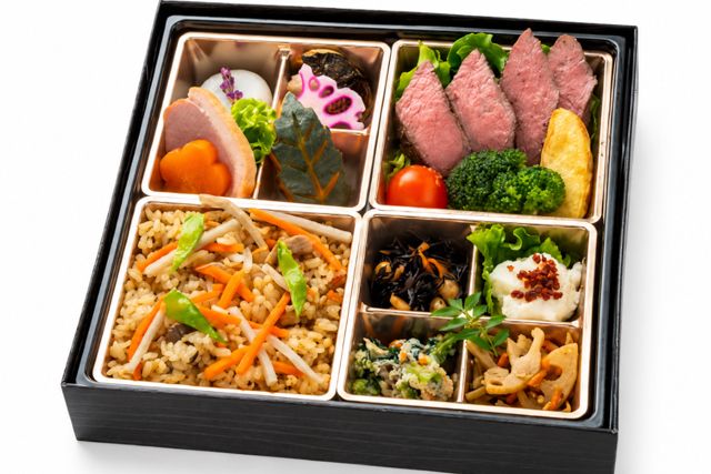 【熨斗対応可】花霞（はながすみ）〜出汁にこだわった鶏五目と黒毛牛ステーキのお弁当〜