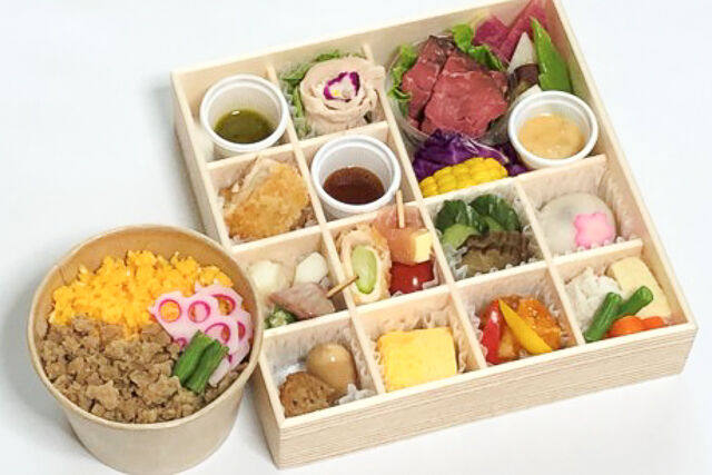 【創作会席膳】鶏そぼろと炒り玉子の二色ご飯添え