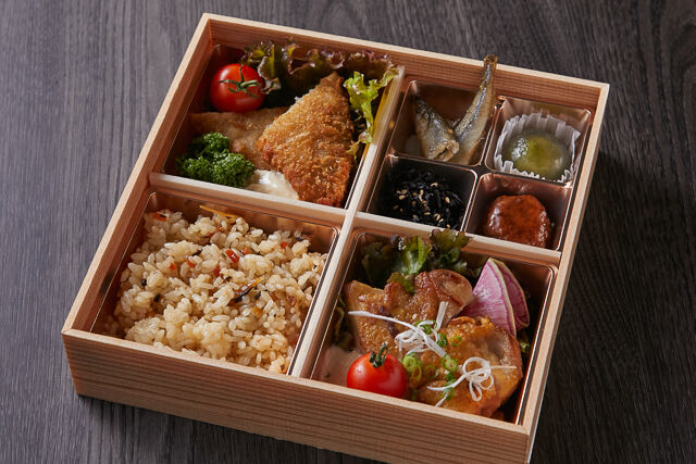 季節の炊き込みご飯と鶏の照り焼き御膳