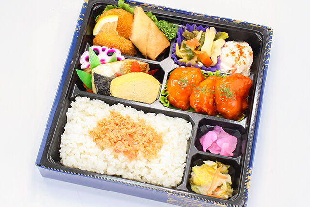 エビチリと季節の焼魚弁当（NO.127）