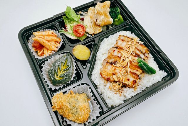 若鶏炙り焼重のよくばりプレート（豚しゃぶサラダ）