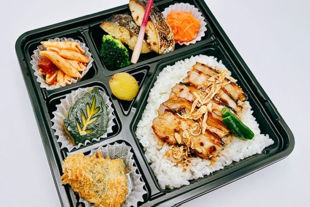 若鶏炙り焼重のよくばりプレート（鰆西京焼き）
