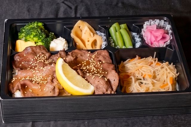 炭焼き牛たん重