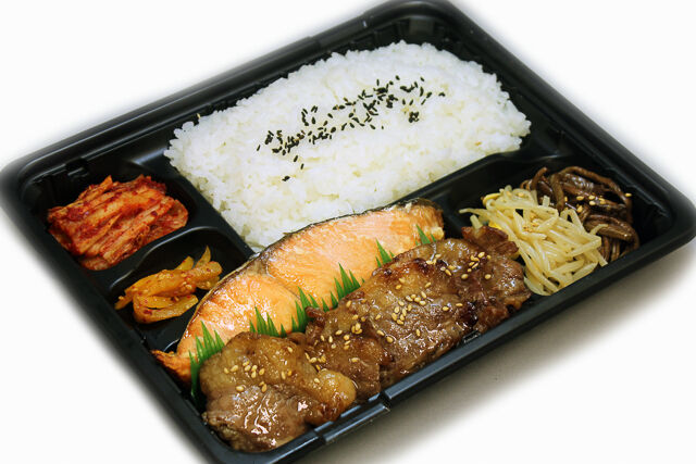 【コラボ弁当D】炭火焼肉・鮭の塩焼