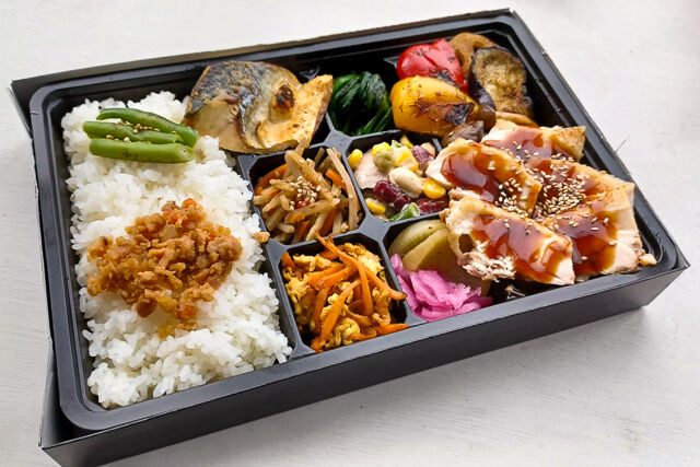 【4/30まで熨斗対応可】幕ノ内（上）ローストチキン＆低温焼きサバ弁当