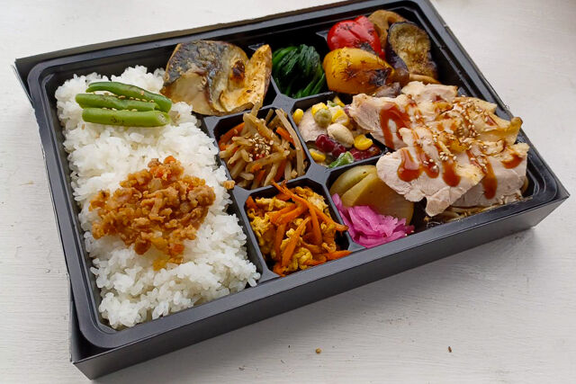 【4/30まで熨斗対応可】幕ノ内（上）ガーリックチキン＆低温焼きサバ弁当