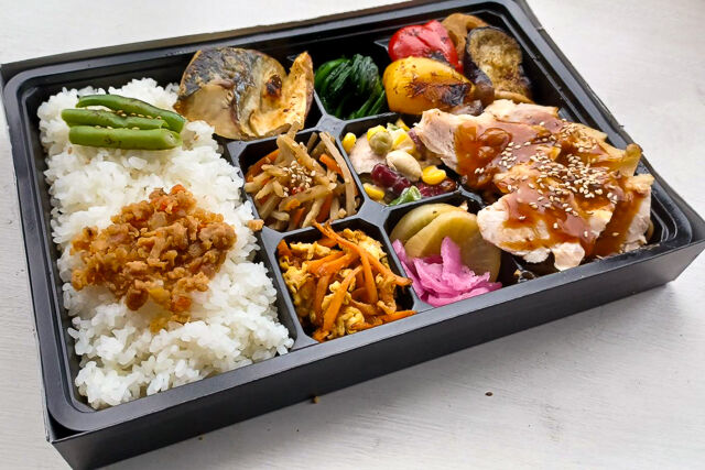 幕ノ内（上）鶏味噌焼き＆低温焼きサバ弁当