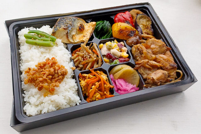 幕ノ内（上）炭火鶏ハラミ＆低温焼きサバ