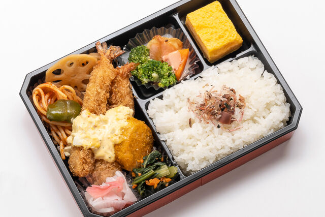 自家製タルタルソースのミックスフライ幕の内弁当
