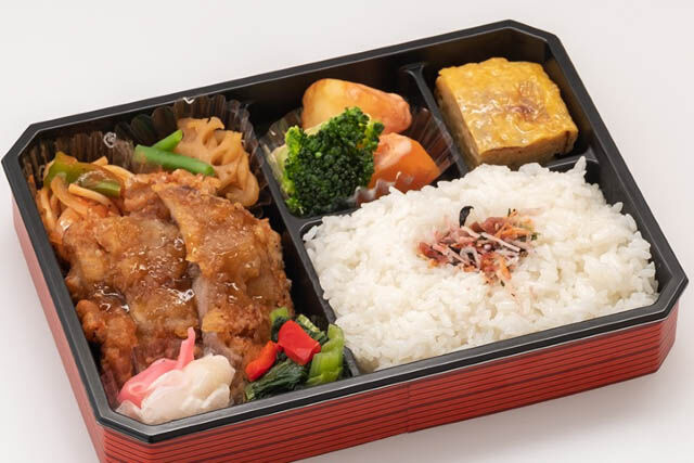 カレー風味が最高、豚肉のパイコー風幕の内弁当