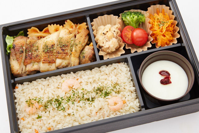 白ワインとハーブに漬け込んだチキンの香草焼き弁当【デザート付き】